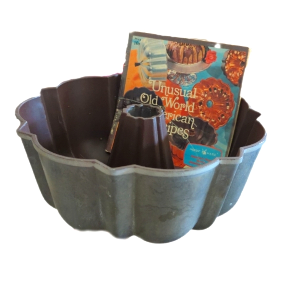 Nordic Ware Mini Bundt Cake Pan - 9 Cup Size
